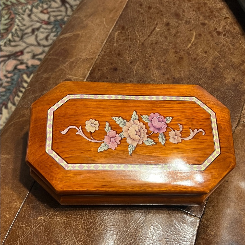Symphonic tan jewelry music box wood inlay
8x4.5”  works